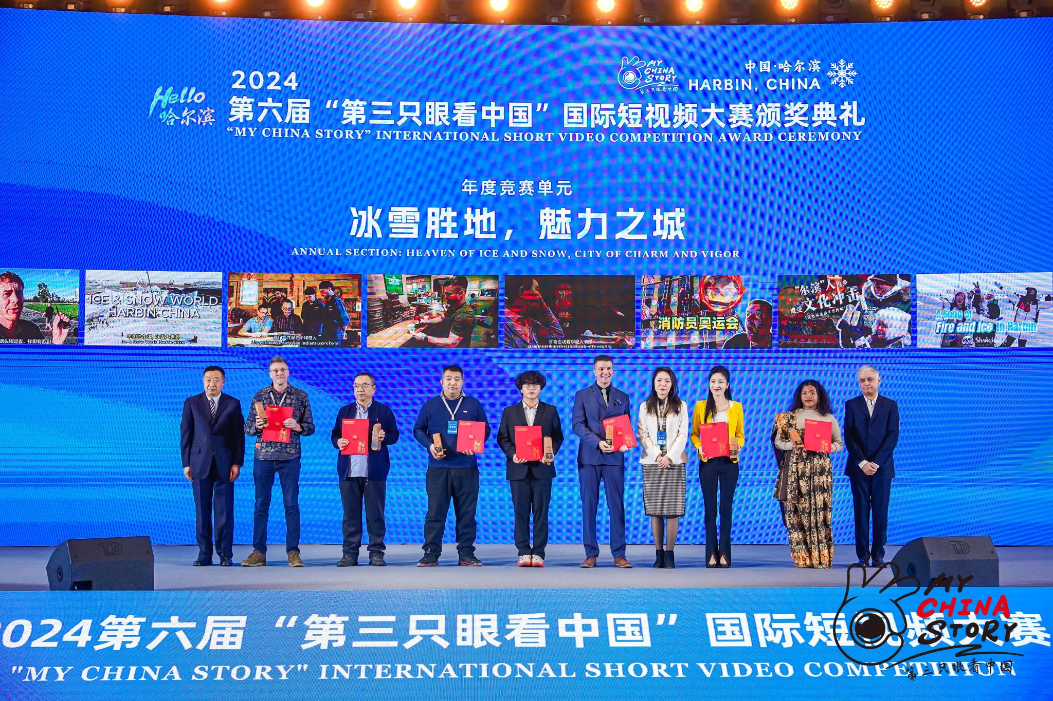 公司获奖代表马达加斯加职工陈娜晗(右二)上台领奖.jpg